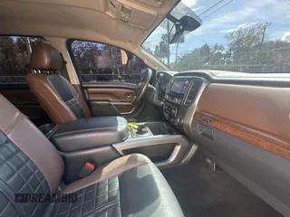 2016 Nissan Titan SL z VIN 1N6BA1F20GN510413, wystawiony jako Copart lot #48017425 z przebiegiem 225 717 mil mil oraz Czysty tytuł • Clean title. Historia ofert i sprzedaży dostępna na DreamBid. Obrazek 5.