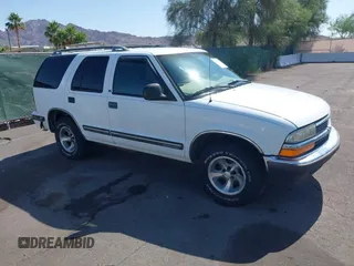 1998 Chevrolet Blazer LS z VIN 1GNCS13W1WK198816, wystawiony jako IAAI lot #42419491 z przebiegiem 204 149 mil mil oraz . Historia ofert i sprzedaży dostępna na DreamBid. Obrazek 1.