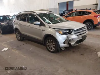 2018 Ford Escape SE z VIN 1FMCU9GDXJUB61220, wystawiony jako IAAI lot #41880456 z przebiegiem 102 826 mil mil oraz . Historia ofert i sprzedaży dostępna na DreamBid. Obrazek 1.