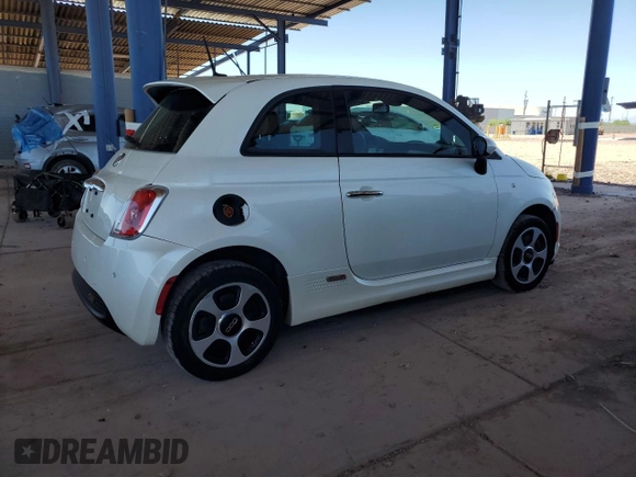2015 FIAT 500e z VIN 3C3CFFGE2FT503321, wystawiony jako Copart lot #62170495 z przebiegiem 61 091 mil mil oraz Czysty tytuł • Clean title. Historia ofert i sprzedaży dostępna na DreamBid. Obrazek 3.