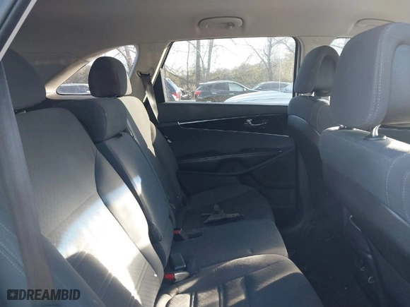 2016 Kia Sorento LX with VIN 5XYPG4A3XGG103330, listed as a IAAI auction lot 41396280 with 181,895 mi miles. Bid and sale history available at carsss.com. Image 8.