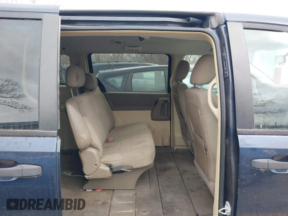 2008 Chrysler Town & Country LX with VIN 2A8HR44H68R743840, listed as a IAAI auction lot 41829643 with 183,696 mi miles. Bid and sale history available at carsss.com. Image 8.