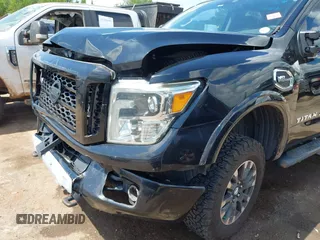 2017 Nissan Titan Platinum Reserve z VIN 1N6AA1F43HN500781, wystawiony jako IAAI lot #42220311 z przebiegiem 133 612 mil mil oraz . Historia ofert i sprzedaży dostępna na DreamBid. Obrazek 6.