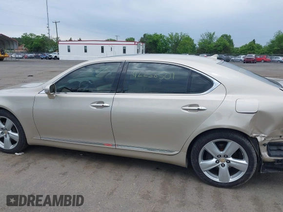 2012 Lexus LS 460 L z VIN JTHGL5EF6C5046681, wystawiony jako IAAI lot #42238501 z przebiegiem 101 140 mil mil oraz . Historia ofert i sprzedaży dostępna na DreamBid. Obrazek 14.