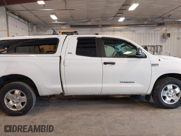 2008 Toyota Tundra z VIN 5TBBV54188S502587, wystawiony jako IAAI lot #41955396 z przebiegiem 155 718 mil mil oraz . Historia ofert i sprzedaży dostępna na DreamBid. Obrazek 13.