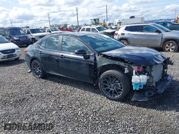 2025 Toyota Camry LE z VIN 4T1DBADK4SU011099, wystawiony jako IAAI lot #41949441 z przebiegiem 1 548 mil mil oraz . Historia ofert i sprzedaży dostępna na DreamBid. Obrazek 1.