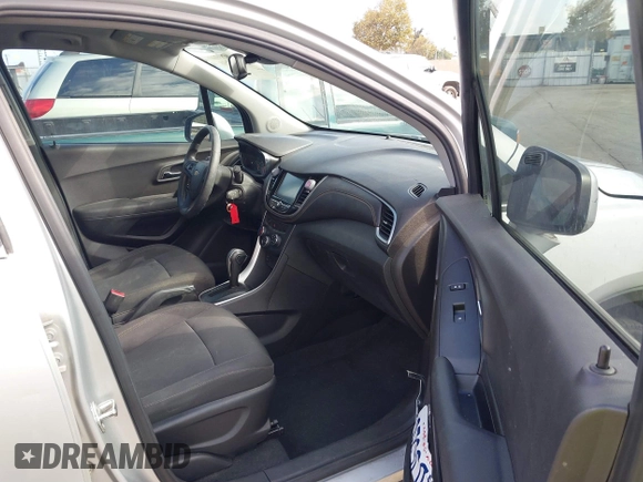 2017 Chevrolet Trax LT z VIN 3GNCJPSB8HL233373, wystawiony jako IAAI lot #40833250 z przebiegiem 117 569 mil mil oraz . Historia ofert i sprzedaży dostępna na DreamBid. Obrazek 5.