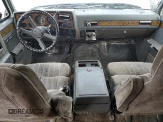 1990 GMC Suburban z VIN 1GKGR26N7LF537148, wystawiony jako Copart lot #45388815 z przebiegiem 265 951 mil mil oraz Tytuł czysty. Historia ofert i sprzedaży dostępna na DreamBid. Obrazek 8.