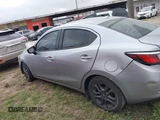 2019 Toyota Yaris L z VIN 3MYDLBYV1KY500070, wystawiony jako IAAI lot #41933128 z przebiegiem Nie podano mil oraz . Historia ofert i sprzedaży dostępna na DreamBid. Obrazek 13.