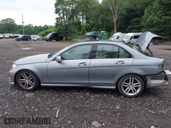 2012 Mercedes-Benz C 300 Sport z VIN WDDGF8BB6CR227659, wystawiony jako IAAI lot #42707331 z przebiegiem 131 822 mil mil oraz . Historia ofert i sprzedaży dostępna na DreamBid. Obrazek 14.
