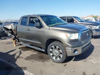 2013 Toyota Tundra z VIN 5TFRM5F15DX065271, wystawiony jako IAAI lot #37272772 z przebiegiem 172 058 mil mil oraz . Historia ofert i sprzedaży dostępna na DreamBid. Obrazek 1.