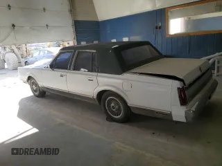 1988 Lincoln Town Car z VIN 1LNBM82F7JY831474, wystawiony jako Copart lot #83751464 z przebiegiem 289 494 mil mil oraz Czysty tytuł • Clean title. Historia ofert i sprzedaży dostępna na DreamBid. Obrazek 2.