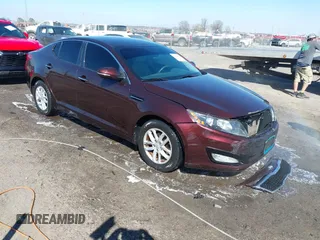 2013 Kia Optima LX z VIN 5XXGM4A7XDG241462, wystawiony jako IAAI lot #41774969 z przebiegiem 151 819 mil mil oraz . Historia ofert i sprzedaży dostępna na DreamBid. Obrazek 1.
