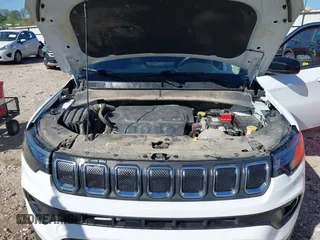 2022 Jeep Compass Latitude z VIN 3C4NJDBB2NT236443, wystawiony jako IAAI lot #42030411 z przebiegiem 57 223 mil mil oraz . Historia ofert i sprzedaży dostępna na DreamBid. Obrazek 10.