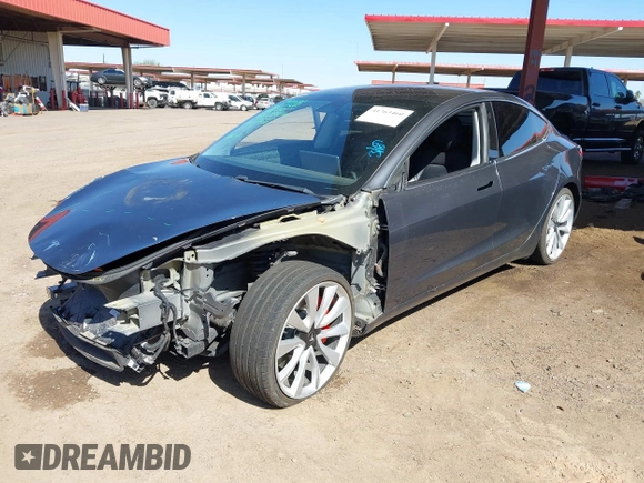 2018 Tesla Model 3 Long Range Battery z VIN 5YJ3E1EB6JF105837, wystawiony jako IAAI lot #41763460 z przebiegiem 100 387 mil mil oraz . Historia ofert i sprzedaży dostępna na DreamBid. Obrazek 2.