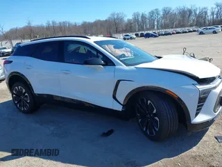 2024 Chevrolet Blazer EV eAWD RS z VIN 3GNKDCRJ4RS290900, wystawiony jako IAAI lot #41647500 z przebiegiem 3 017 mil mil oraz . Historia ofert i sprzedaży dostępna na DreamBid. Obrazek 13.