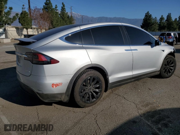 2017 Tesla Model X 90D z VIN 5YJXCAE27HF044791, wystawiony jako Copart lot #46040655 z przebiegiem 149 509 mil mil oraz Szkody całkowita. Historia ofert i sprzedaży dostępna na DreamBid. Obrazek 3.