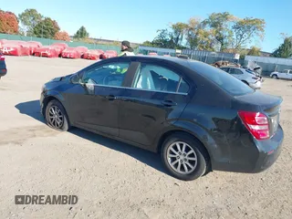 2018 Chevrolet Sonic LT z VIN 1G1JD5SB8J4121320, wystawiony jako IAAI lot #40604581 z przebiegiem 97 602 mil mil oraz . Historia ofert i sprzedaży dostępna na DreamBid. Obrazek 3.