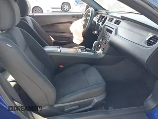 2013 Ford Mustang V6 with VIN 1ZVBP8AM5D5262560, listed as a IAAI auction lot 42136648 with 71,301 mi miles and . Bid and sale history available at carsss.com. Image 5.