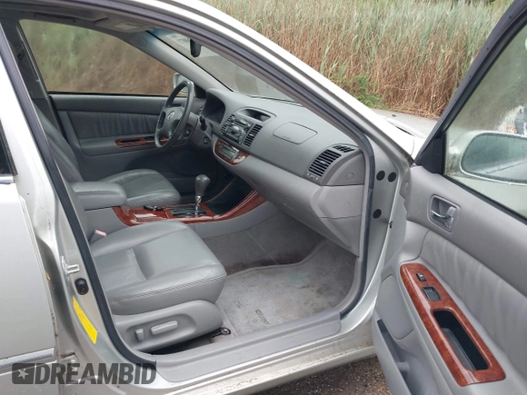 2002 Toyota Camry XLE z VIN JTDBF30K420083381, wystawiony jako IAAI lot #42368073 z przebiegiem 148 746 mil mil oraz . Historia ofert i sprzedaży dostępna na DreamBid. Obrazek 5.