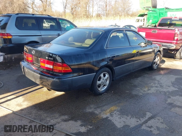 1997 Lexus ES 300 Luxury Sport Sdn with VIN JT8BF22GXV5003056, listed as a IAAI auction lot 41806886 with 130,063 mi miles. Bid and sale history available at carsss.com. Image 4.