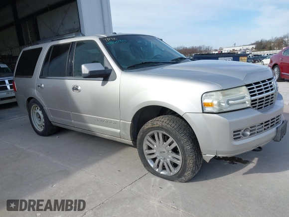 2007 Lincoln Navigator z VIN 5LMFU28537LJ23464, wystawiony jako IAAI lot #41860443 z przebiegiem 309 788 mil mil oraz . Historia ofert i sprzedaży dostępna na DreamBid. Obrazek 1.