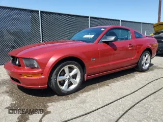 2008 Ford Mustang GT Deluxe z VIN 1ZVHT82H185148925, wystawiony jako Copart lot #61918505 z przebiegiem 186 364 mil mil oraz Czysty tytuł • Clean title. Historia ofert i sprzedaży dostępna na DreamBid. Obrazek 1.