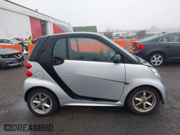 2015 Smart fortwo Passion with VIN WMEEJ3BA9FK819985, listed as a IAAI auction lot 41879486 with 79,394 mi miles. Bid and sale history available at carsss.com. Image 13.