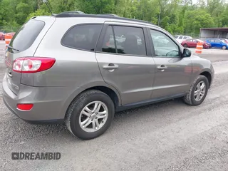 2011 Hyundai Santa Fe GL z VIN 5XYZGDAG6BG065017, wystawiony jako IAAI lot #42255240 z przebiegiem 121 905 mil mil oraz . Historia ofert i sprzedaży dostępna na DreamBid. Obrazek 4.