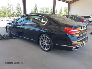 2017 BMW 7 Series 750i z VIN WBA7F0C59HGM21185, wystawiony jako IAAI lot #42360146 z przebiegiem Nie podano mil oraz . Historia ofert i sprzedaży dostępna na DreamBid. Obrazek 3.