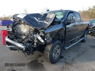 2024 Ram 2500 Tradesman z VIN 3C6UR5CL9RG245485, wystawiony jako IAAI lot #41724661 z przebiegiem 29 445 mil mil oraz . Historia ofert i sprzedaży dostępna na DreamBid. Obrazek 2.
