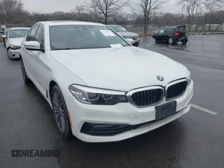 2018 BMW 5 Series 530i xDrive z VIN WBAJA7C52JWC75823, wystawiony jako IAAI lot #41544671 z przebiegiem 138 327 mil mil oraz . Historia ofert i sprzedaży dostępna na DreamBid. Obrazek 1.