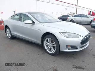2013 Tesla Model S z VIN 5YJSA1CNXDFP05754, wystawiony jako IAAI lot #42249920 z przebiegiem 144 496 mil mil oraz . Historia ofert i sprzedaży dostępna na DreamBid. Obrazek 1.