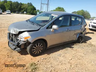 2009 Nissan Versa S z VIN 3N1BC13E89L398834, wystawiony jako Copart lot #53699825 z przebiegiem 124 719 mil mil oraz Szkoda całkowita • Salvage title. Historia ofert i sprzedaży dostępna na DreamBid. Obrazek 1.