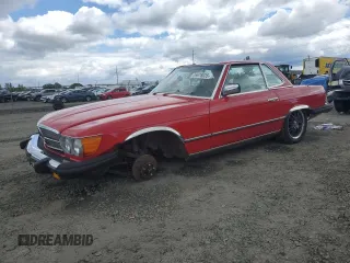 1985 Mercedes-Benz 380 z VIN WDBBA45C6FA020559, wystawiony jako Copart lot #55676035 z przebiegiem 63 676 mil mil oraz Czysty tytuł • Clean title. Historia ofert i sprzedaży dostępna na DreamBid. Obrazek 1.