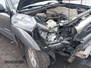 2014 Toyota Tacoma with VIN 3TMLU4EN1EM158171, listed as a IAAI auction lot 41980335 with 193,444 mi miles. Bid and sale history available at carsss.com. Image 6.