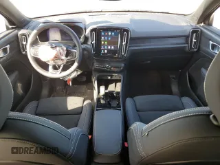 2024 Volvo XC40 Plus z VIN YV4ER3XL3R2240719, wystawiony jako Copart lot #43649755 z przebiegiem 1 281 mil mil oraz Szkoda całkowita • Salvage title. Historia ofert i sprzedaży dostępna na DreamBid. Obrazek 8.