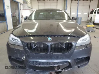 2013 BMW M5 z VIN WBSFV9C54DC773221, wystawiony jako Copart lot #54831865 z przebiegiem 127 949 mil mil oraz Tytuł czysty. Historia ofert i sprzedaży dostępna na DreamBid. Obrazek 5.