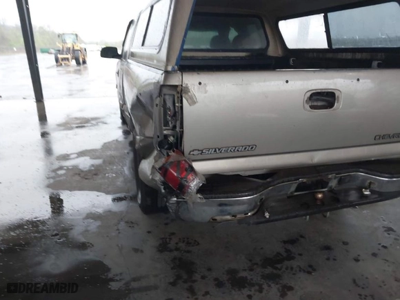 2001 Chevrolet Silverado 1500 LS with VIN 2GCEC19V811229792, listed as a IAAI auction lot 41844893 with 284,568 mi miles. Bid and sale history available at carsss.com. Image 6.