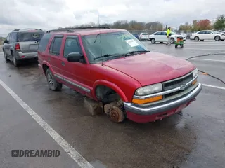 2000 Chevrolet Blazer LT z VIN 1GNDT13W9Y2133636, wystawiony jako IAAI lot #42066871 z przebiegiem Nie podano mil oraz . Historia ofert i sprzedaży dostępna na DreamBid. Obrazek 1.