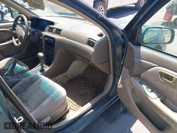 1998 Toyota Camry LE z VIN 4T1BF22K1WU927328, wystawiony jako IAAI lot #42534974 z przebiegiem 74 368 mil mil oraz . Historia ofert i sprzedaży dostępna na DreamBid. Obrazek 5.