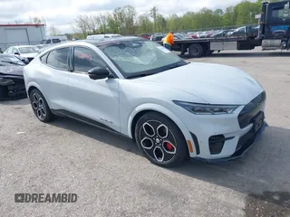 2023 Ford Mustang Mach-E GT z VIN 3FMTK4SE7PMB03832, wystawiony jako IAAI lot #42229451 z przebiegiem 18 398 mil mil oraz . Historia ofert i sprzedaży dostępna na DreamBid. Obrazek 1.