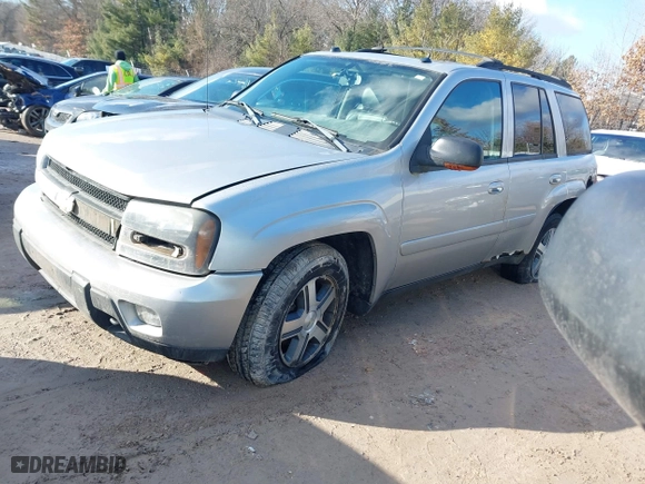 2005 Chevrolet TrailBlazer LT with VIN 1GNDT13S452289799, listed as a IAAI auction lot 41673167 with 198,709 mi miles. Bid and sale history available at carsss.com. Image 2.