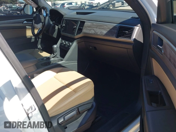 2020 Volkswagen Atlas with VIN 1V2YC2CA4LC205011, listed as a IAAI auction lot 42233807 with 39,084 mi miles and . Bid and sale history available at DreamBid. Image 5.