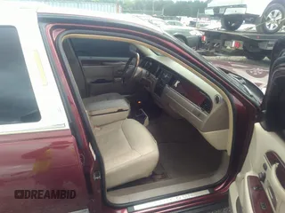 2003 Lincoln Town Car Cartier z VIN 1LNHM83W33Y631168, wystawiony jako IAAI lot #42333306 z przebiegiem 248 272 mil mil oraz . Historia ofert i sprzedaży dostępna na DreamBid. Obrazek 5.