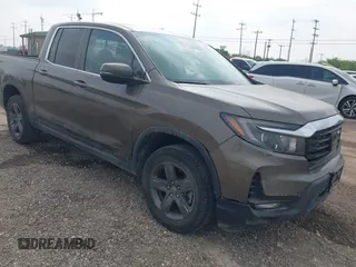 2023 Honda Ridgeline RTL z VIN 5FPYK3F59PB004388, wystawiony jako IAAI lot #42282202 z przebiegiem 51 745 mil mil oraz . Historia ofert i sprzedaży dostępna na DreamBid. Obrazek 1.