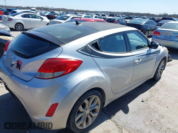 2013 Hyundai Veloster w/Black Int z VIN KMHTC6AD3DU092305, wystawiony jako IAAI lot #41721717 z przebiegiem 158 534 mil mil oraz . Historia ofert i sprzedaży dostępna na DreamBid. Obrazek 4.