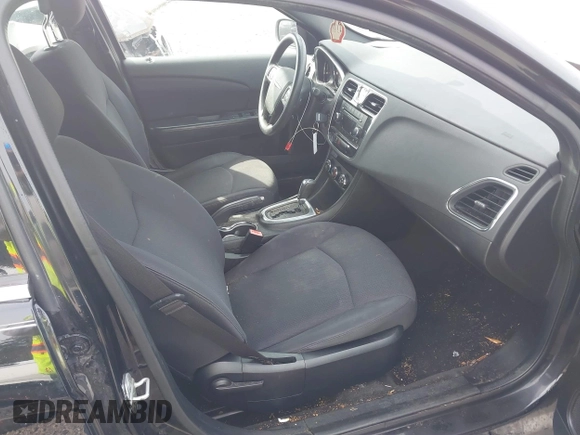 2013 Chrysler 200 LX z VIN 1C3CCBAB7DN735376, wystawiony jako IAAI lot #41835046 z przebiegiem 134 461 mil mil oraz . Historia ofert i sprzedaży dostępna na DreamBid. Obrazek 5.