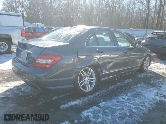 2013 Mercedes-Benz C 250 Sport z VIN WDDGF4HB3DA865383, wystawiony jako Copart lot #87461924 z przebiegiem 51 597 mil mil oraz Szkoda całkowita • Salvage title. Historia ofert i sprzedaży dostępna na DreamBid. Obrazek 3.