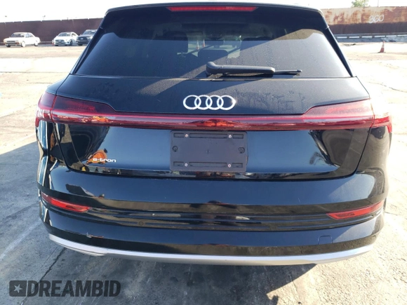2019 Audi e-tron Premium Plus z VIN WA1LAAGEXKB011980, wystawiony jako Copart lot #44631595 z przebiegiem 68 699 mil mil oraz Szkoda całkowita • Salvage title. Historia ofert i sprzedaży dostępna na DreamBid. Obrazek 6.